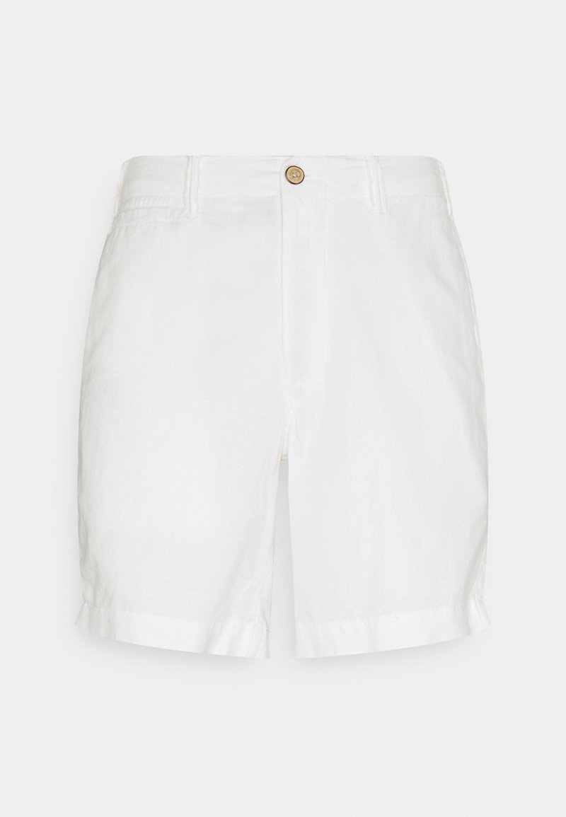 Shorts en lin blancs avec une fermeture à bouton et un devant plat. Présente des poignets retroussés et une texture légère et respirante.