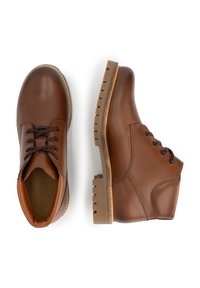 Bruine leren veterschoenen tot de enkel met robuuste rubberen zolen, weergegeven vanuit boven- en zijaanzicht op een witte achtergrond.