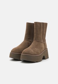 UGG CLASSIC TWIN SEAM NEW HEIGHTS - Platform bokacsizmák - hickory