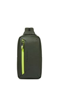 Mochila verde fabricada con material impermeable. Cuenta con una cremallera y detalles de un verde brillante, diseño aerodinámico y correas de hombro ajustables.