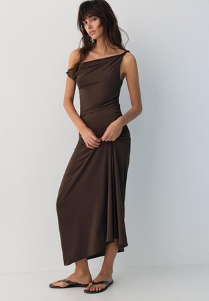PULL&BEAR ASYMMETRIC - MIDI DRESS - Dnevna haljina - mottled brown