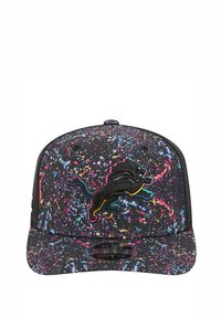 Casquette snapback noire avec un motif éclaboussé de peinture colorée et un panthère noire sautant brodé sur le panneau avant.