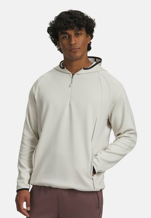 Hellgrauer Pullover-Hoodie mit halbem Reißverschluss, schwarzen Akzenten und Seitentaschen. Hat eine glatte Textur und eine taillierte Passform.