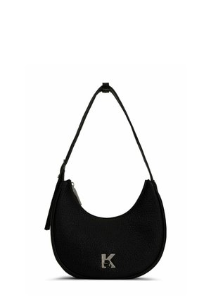 Borsa a mezzaluna in pelle nera con tracolla corta, cerniera argento e logo "K" argentato al centro davanti.