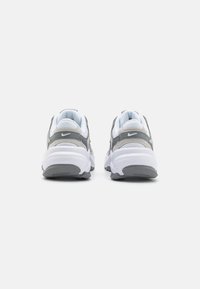 Scarpe sportive con una combinazione di colori grigio e bianco, realizzate in mesh e pelle, dotate di colli imbottiti e suole testurizzate.