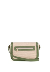 Borsa a tracolla realizzata in materiale intrecciato beige con dettagli in pelle verde. Presenta una tasca con zip e una tracolla regolabile.