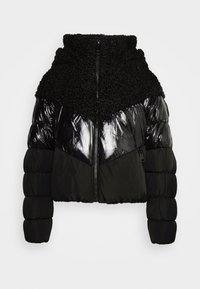 Svart pufferjacka med glänsande och texturerade paneler, kort design, hög krage och dragkedja. Har en kviltad kropp och mjuka detaljer.