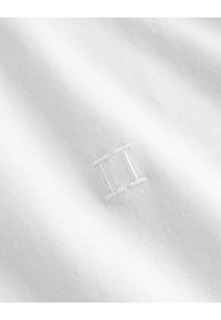 Baltos medvilnės audinys su subtiliu tekstūruotu siuvinėjimu "II", suteikiantis švarų ir minimalistinį dizainą.
