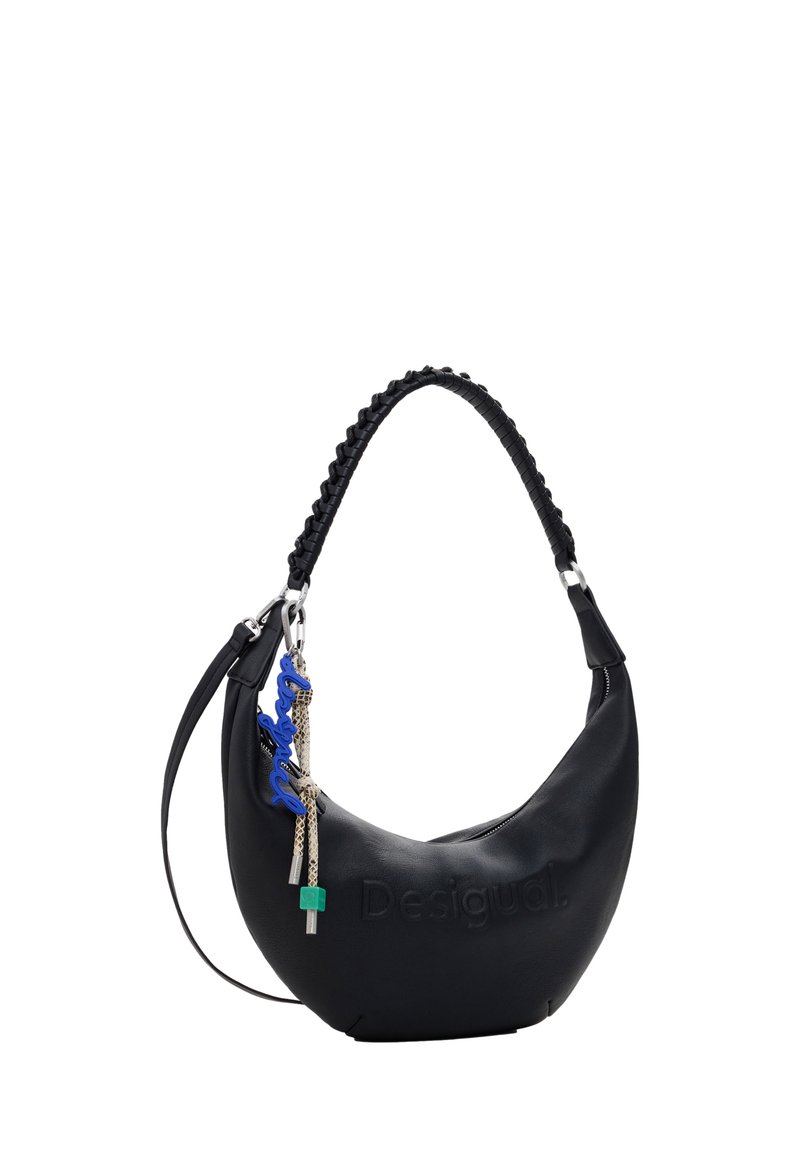 Sort læder hobo taske med flettet rem, udstyret med præget "Desigual" logo, lynlåslukning og farverige charm-accents.