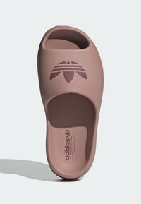 Rosa Gummischlittensandale mit weitem offenen Zehenbereich, strukturiertem Fußbett und erhöhtem Logo-Design auf der Oberseite. Glatte Oberfläche mit niedrigem Profil.