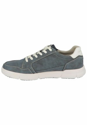 Zapatillas de ante gris con cordones blancos, paneles texturizados y una suela de goma sólida, que presentan acentos de costura y un diseño de perfil bajo.