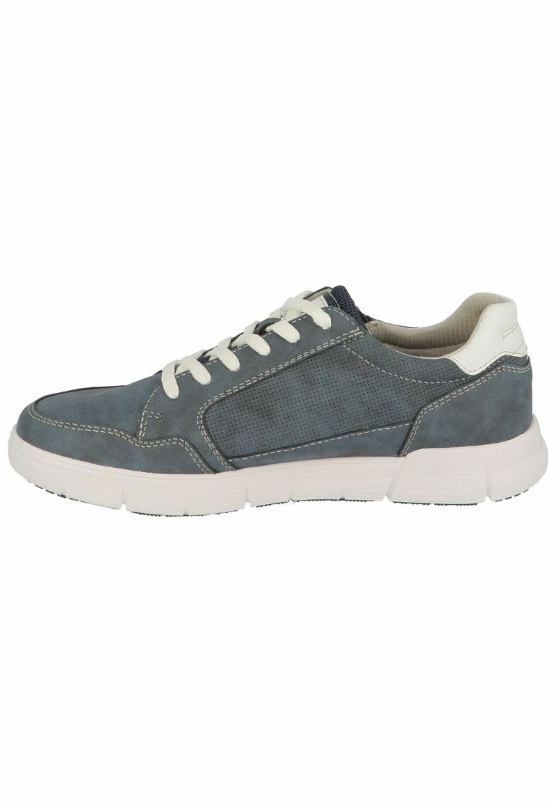 Sneaker grigia in suede con lacci bianchi, pannelli testurizzati e suola in gomma solida, caratterizzata da dettagli di cucitura e un design a profilo basso.