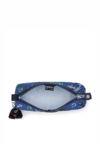 Astuccio Kipling blu con stampa a tema oceanico, dotato di chiusura con zip, materiale in tessuto e dettaglio di un portachiavi a forma di scimmietta in peluche.