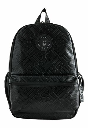 Zwarte rugzak met geperste herhalende "B" en "Baker" patronen, ronde Ted Baker logo patch, voorvak met rits en ritstrekkertje met merk.