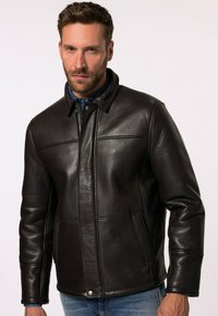 Braune Lederjacke mit Kragen, vorderen Taschen und glatter Oberfläche. Taillierte Passform betont die Körperform.