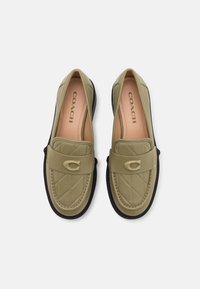 COACH LEAH QUILTED LOAFER - Jalga libistatavad jalanõud - moss