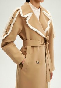 Touché Privé DOUBLE BREASTED WITH FRINGE DETAIL - Trenčkot - beige