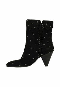 Bottine en daim noir avec bout pointu, talon conique, motif clouté et œillets décoratifs, avec un revers plié à l'ouverture.