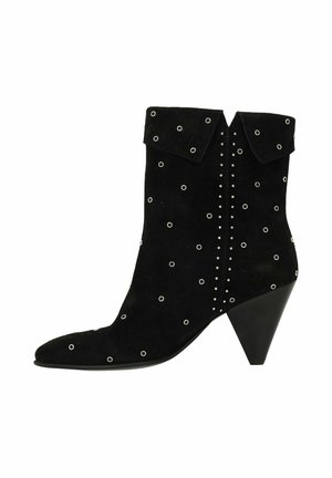 Zwarte suède enkellaars met puntige neus, kegelvormige hak, gestileerd met studs en decoratieve oogjes, voorzien van een opgevouwde boord bij de opening.