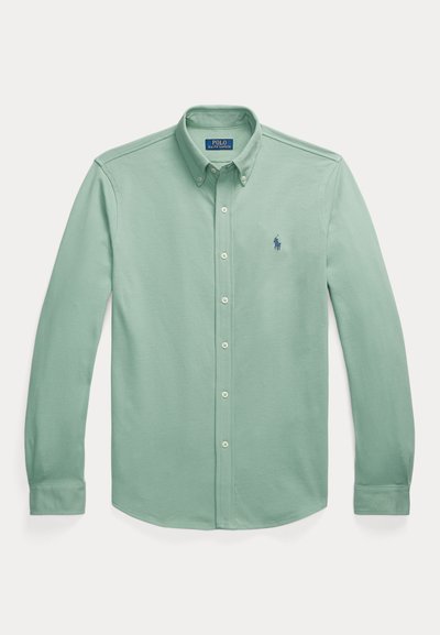 Camisa de botão verde-claro feita de algodão. Apresenta um colarinho clássico, mangas longas e um logótipo bordado no peito.