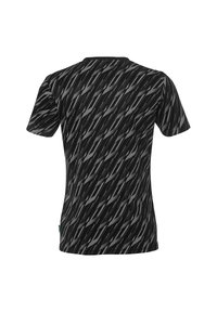 Sort kortærmet t-shirt med et skråt gråt geometrisk mønster. Lavet af blødt stof, med en rund halsudskæring og en almindelig pasform.