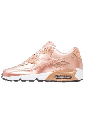 Buty Nike Air Max 90 w metalicznym różowym złocie, o smukłym designie, białej podeszwie środkowej, czarnej podeszwie zewnętrznej oraz widocznym detalu poduszki powietrznej.