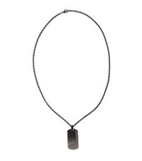 Čierny kovový prívesok v tvare dog tag na čiernom reťazci. Prívesok má diagonálne textúrovaný pruh. Reťaz má jednoduchý dizajn s prepojkami a sponou.