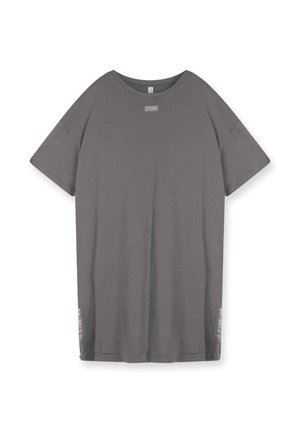 Szara krótko rękawowa koszulka z okrągłym dekoltem, wykonana z miękkiego materiału; posiada naszywkę z logo na przodzie oraz boczne rozcięcia dla dodatkowego stylu.