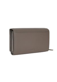 Portefeuille en cuir gris avec une finition texturée, de forme rectangulaire, doté d'une fermeture éclair et d'un logo discret à l'avant.
