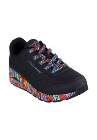 Zapatilla negra con suela colorida y estampada. Cuenta con parte superior texturizada y cierre con cordones, con cordones multicolores vibrantes y acentos de marca.