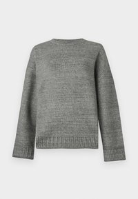 Sivi pleteni džemper s okruglim izrezom, spuštenim ramenima i rebrastim manžetama i rubom. Glatka tekstura s jednobojnom bojom i minimalnim detaljima.