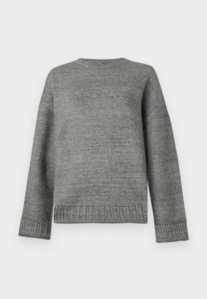 Šedý pletený sveter s okrúhlym výstrihom, spustenými ramenami a ribbovanými manžetami a lemom. Hladká textúra s jednofarebným dizajnom a minimálnym zdobením.