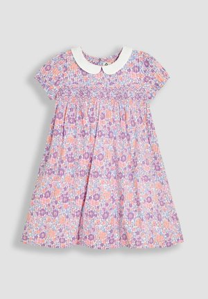 Kvetinové šaty v purpurovej, ružovej a modrej farbe s bielym golierom, krátkymi rukávmi a smockovaným telom, s rozšírenou sukňou.