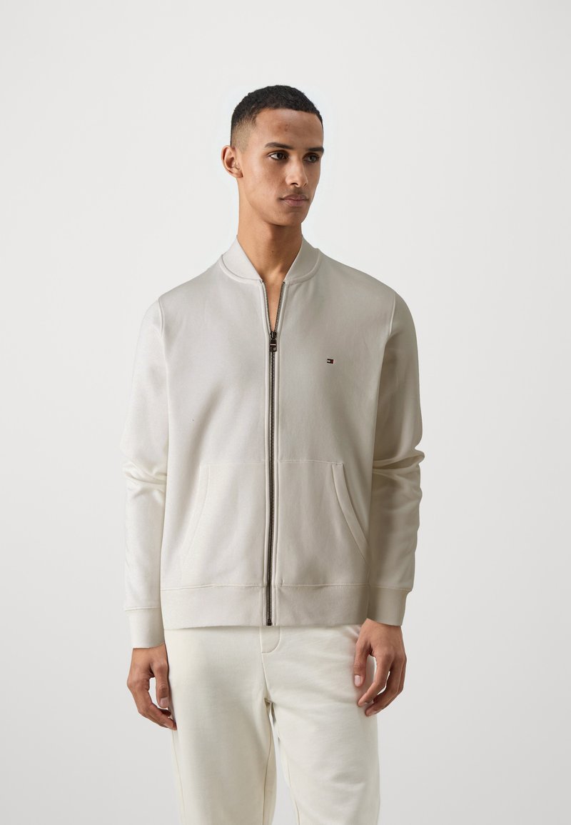 Tommy Hilfiger - FLAG LOGO BASEBALL ZIP THROUGH - Bomberjacka - ancient white, Förstora