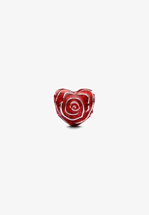 Rotes keramisches Herzobjekt mit einem erhabenen Spiralenrosendesign. Glatte Textur mit glänzendem Finish und weißer Umrandung.