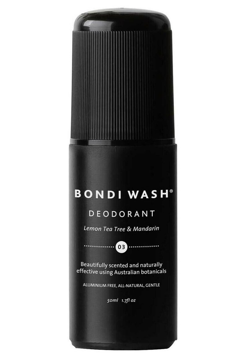 Schwarzer zylindrischer Deodorantbehälter mit strukturiertem Deckel. Weiße Textetikette lautet "Bondi Wash Deodorant Zitrone Teebaum & Mandarine." 50ml.