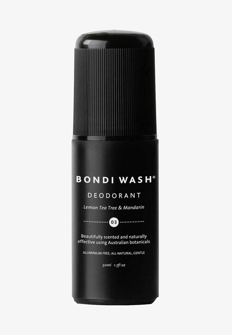 Schwarzer zylindrischer Deodorantbehälter mit strukturiertem Deckel. Weiße Textetikette lautet "Bondi Wash Deodorant Zitrone Teebaum & Mandarine." 50ml.