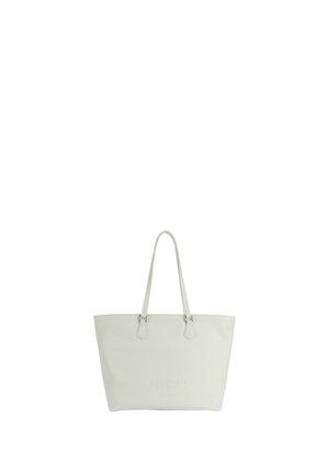 Borsa tote bianca realizzata in materiale sintetico testurizzato, con due manici lunghi e un logo in rilievo al centro. Forma semplice e rettangolare.