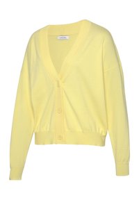 Żółty sweter na drutach z dekoltem w serek, długimi rękawami i prążkowanym dołem. Posiada zapięcie na guziki z przodu i gładką teksturę.