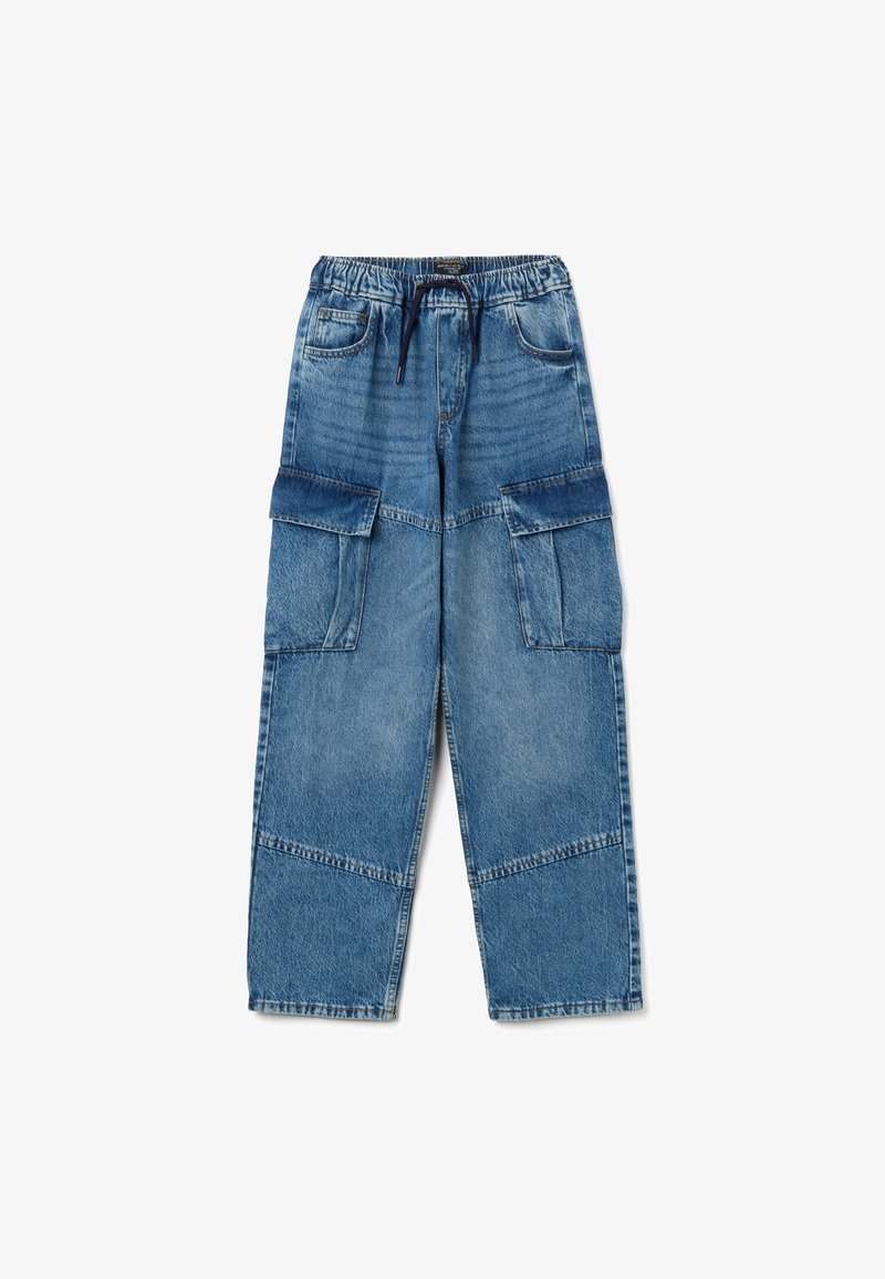 Blauwe denim cargobroek met elastische tailleband, zwarte trekkoord, voorzakken en grote klepzakken op de dijen.