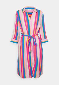 Robe boutonnée en tissu léger avec des rayures verticales rose, bleu, jaune et blanc. Elle a une taille ceinturée et des manches trois-quarts.