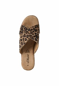 Luipaardprint sandalen met gekruiste banden, gemaakt van zacht materiaal. Beige bovenkant, bruine accenten en een gevoerde voetbed voor comfort. Platte zool.