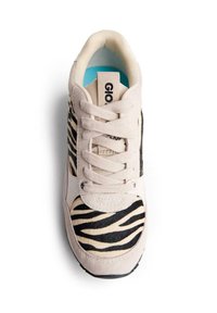 Sneaker beige con strisce zebrate nere, materiale scamosciato, punta rotonda, chiusura con lacci e una fodera interna blu per il comfort.