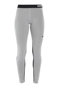 Leggings atléticos grises hechos de una tela elástica, con una cinturilla negra con logotipo y paneles laterales para contraste. Adecuados para ropa de deporte.