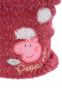 Roze pluche muts met witte fuzzy accenten en een geborduurd karakterontwerp. Heeft een zachte textuur en decoratieve bladeren en 'Peppa' stiksel.
