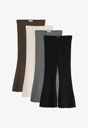 Patru pantaloni evazați din tricot cu dungi negri, gri, bej și maro, aranjați suprapuși pe un fundal alb.
