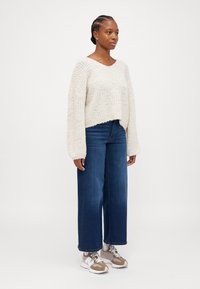Vero Moda Petite VMJULIETTE V NECK  - Pulover - birch
