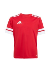 Rød kortermet sportsskjorte med hvite striper på skuldrene og ermene, Adidas-logo på brystet, og "AEROREADY"-tekst nær sømmen.