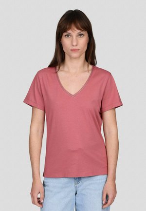 T-shirt V à col en rose, avec des manches courtes, comportant une bordure subtile autour du col et une coupe décontractée. Fabriqué en coton doux.