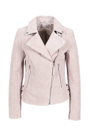 Chaqueta de imitación cuero rosa claro con diseño de motocicleta, que incluye un amplio cuello, cierres de cremallera y hebillas laterales. Textura suave, corte entallado.